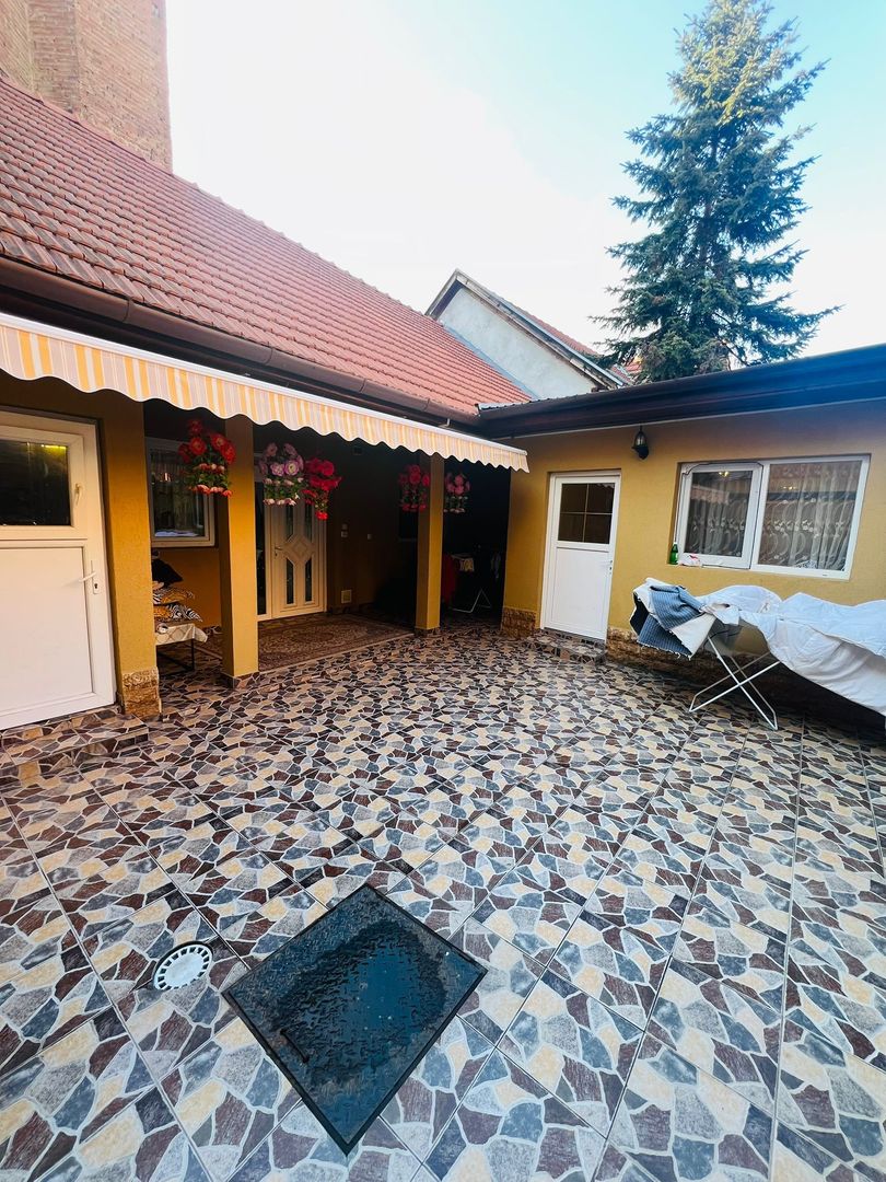 Casa cu teren , ULTRACENTRAL , singur in curte - Poză 2