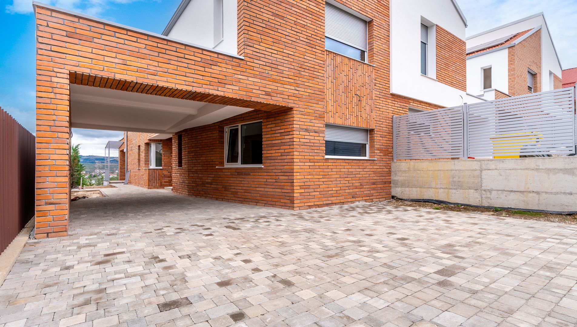 Duplex modern in Voronet, 136 mp utili, garaj si teren 325 mp - Poză 9