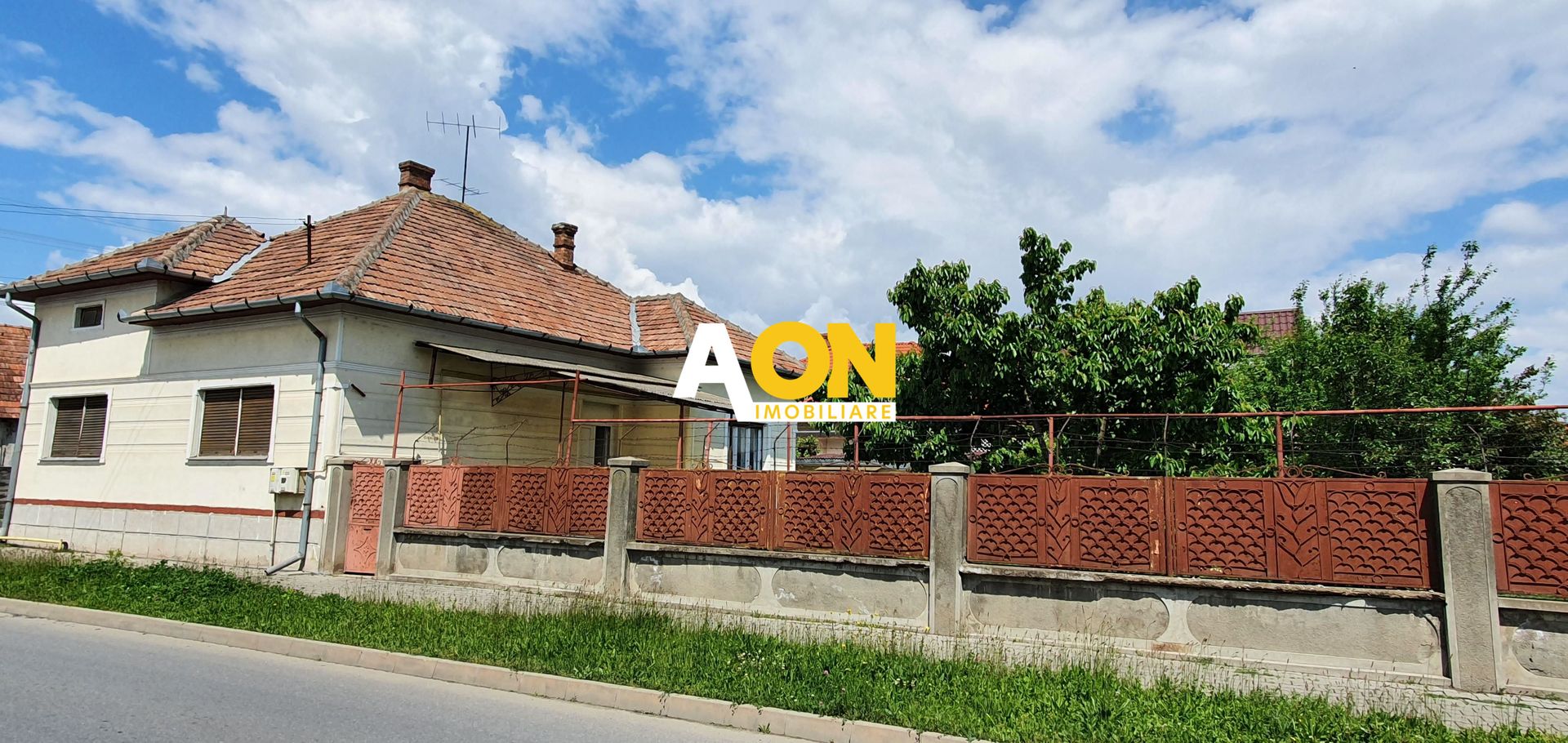 Casa cu 3 camere, 600 mp teren, deschidere la doua strazi, Centru - Poză 1