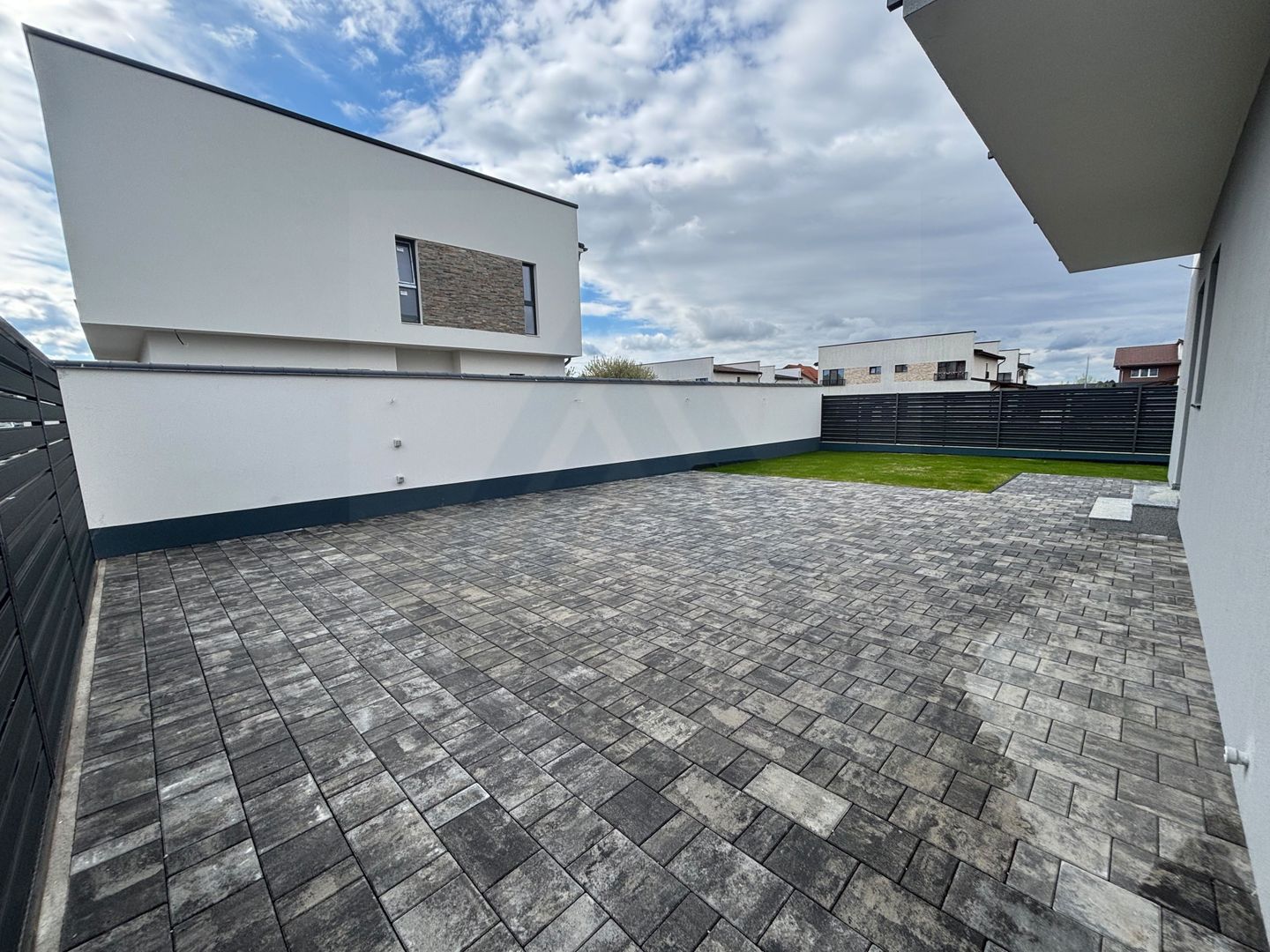 Casa 4 camere finisata la cheie cu teren 220 mp in Selimbar - Poză 2
