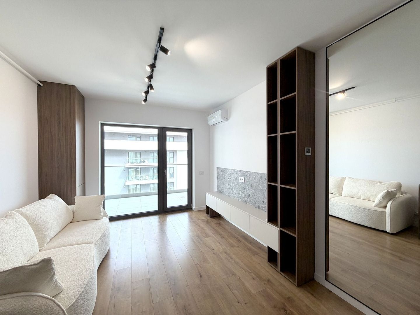 Studio mobilat si utilat | terasa 10 mp | Prima Vista Pipera-Barbu Vacarescu - Poză 1