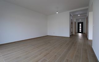 Casa zona Lunei, 5 camere + 3 bai, centrala proprie, rezidential sau birouri ! - Poză 12
