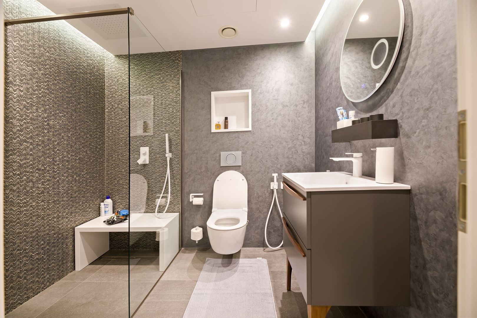 Apartament deosebit 4 camere complet mobilat si loc de parcare inclus - Poză 16