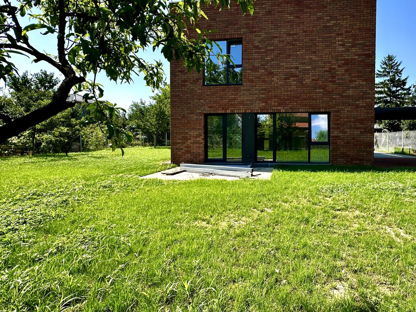 Casă premium cu 3 niveluri, teren 346 mp și terasă panoramică - Poză 3