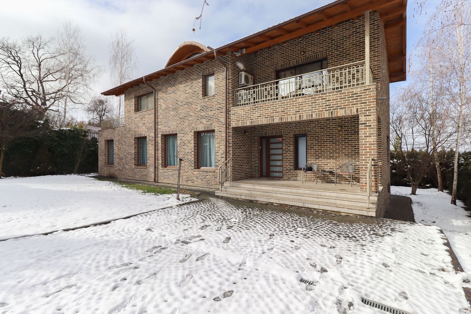 Casa deosebita cu teren de 900mp in cartierul Faget - Poză 1