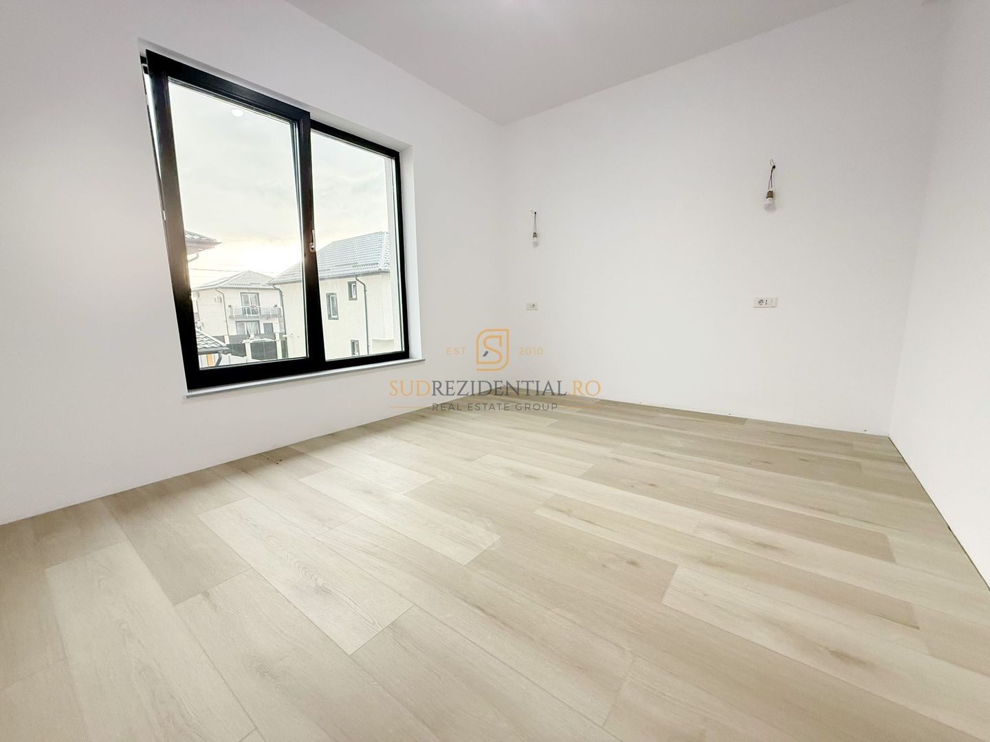 Vila individuala cu 5 camere / 3 bai / dressing / teren 343 mp - Poză 8