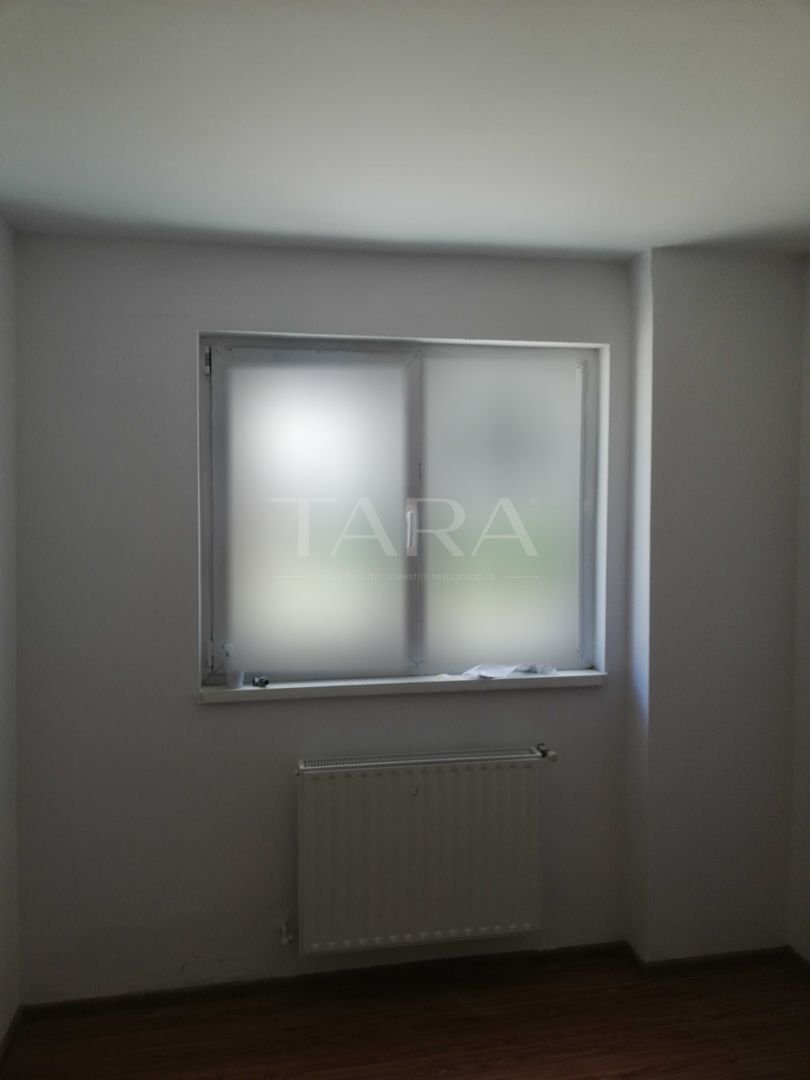 Apartament cu 3 camere vând an floresti - Poză 1