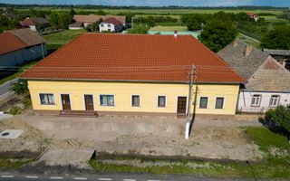 Clădire cu 5 camere cu teren și hală în Cenad - Poză 1