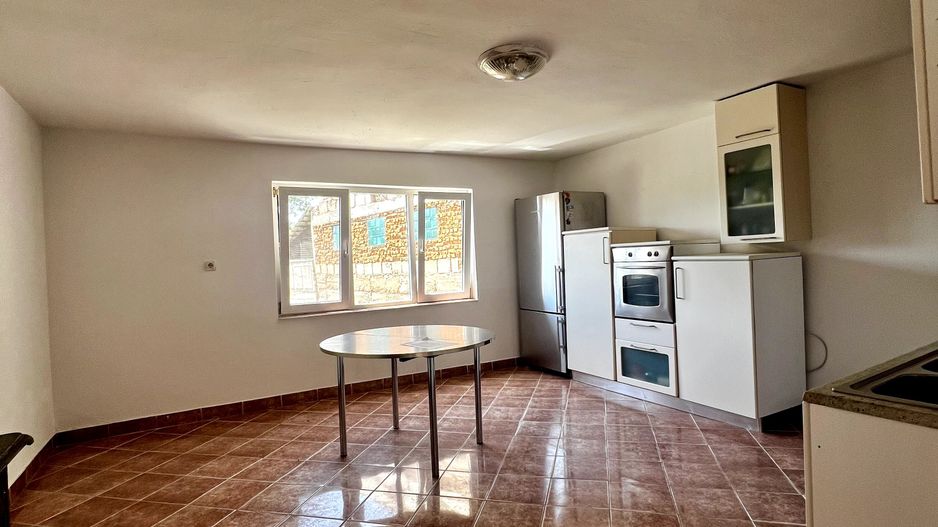 Casa in Oradea 1200 mp teren 400 mp cladiri - Poză 2