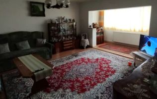 Apartament cu trei camere,  zona Racadau ,83 mp , etaj intermediar