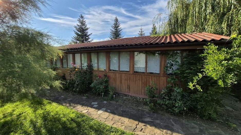 Cabana de lemn cu fundatie 86 mp+ livada pomi fructiferi+teren 847 mp - Poză 1