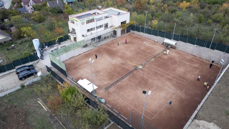 Baza de tenis si constructie moderna - Poză 1