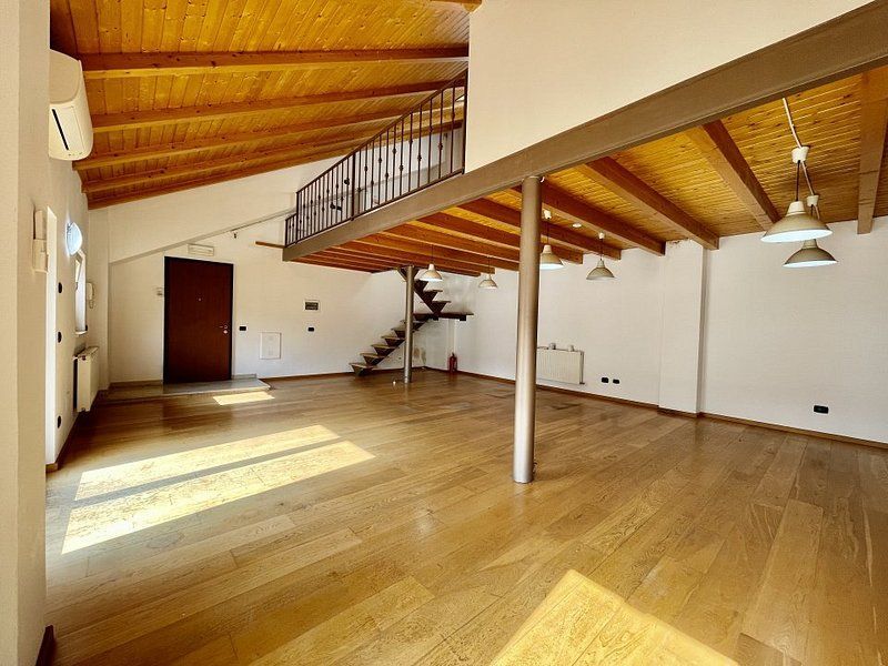 Penthouse pe doua niveluri situat in Piata Unirii - Poză 3