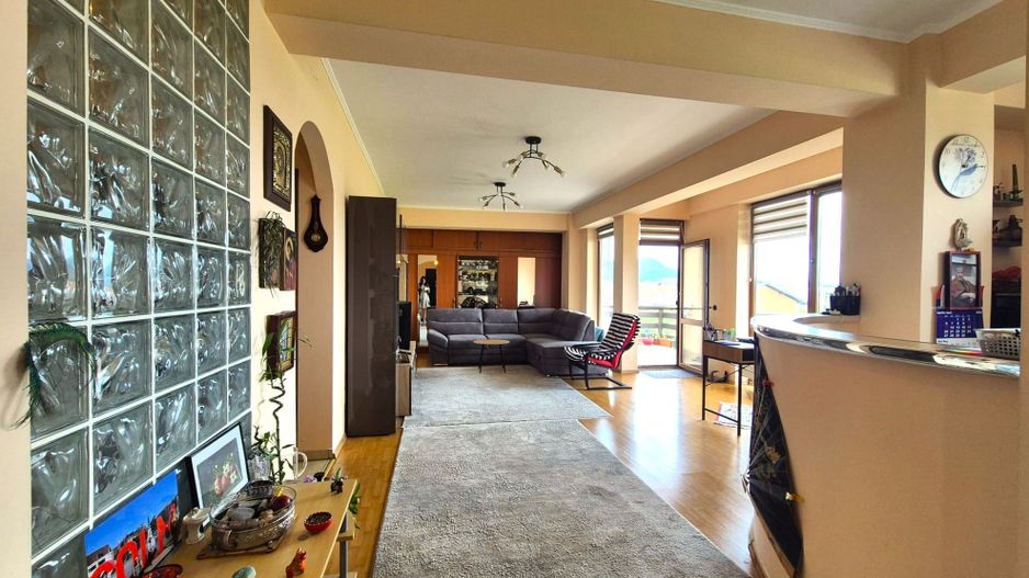 Tractoru, zonă liniștită de case, apartament spațios 3 camere cu garaj - Poză 4