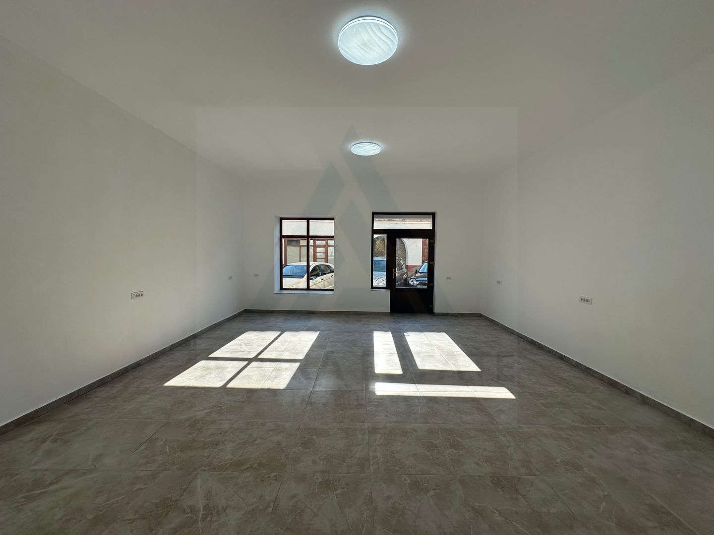 Spatiu comercial 86,8 mp utili vitrina stradala zona Ultracentrala - Poză 1