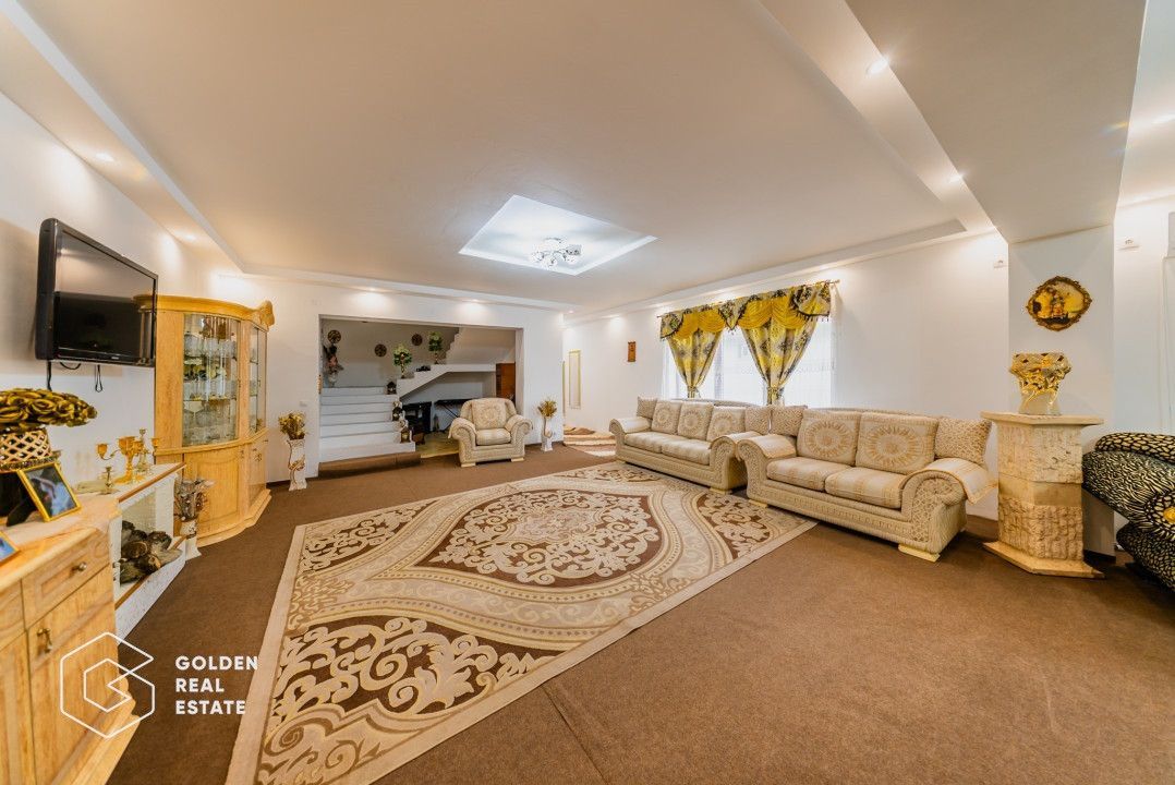 Casa 8 camere, teren 1200 mp, potential comercial, Curtici - Poză 2