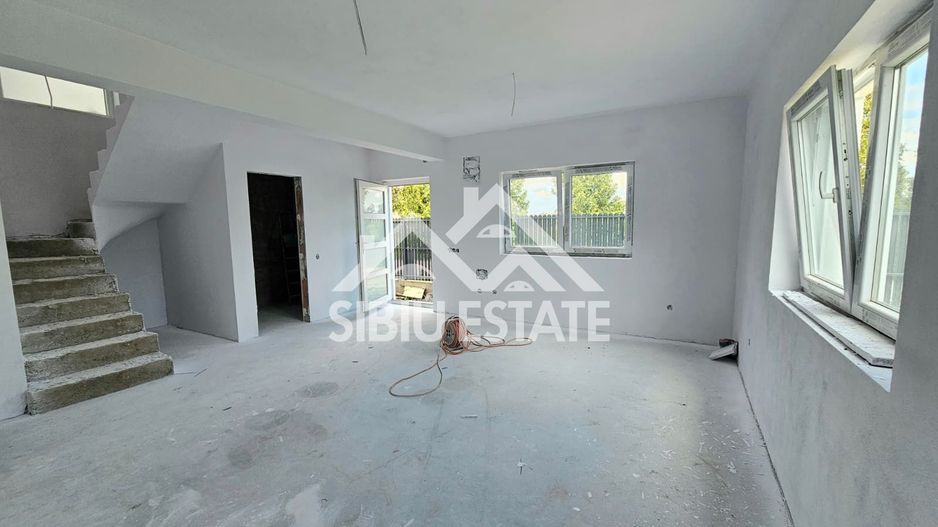 Casa unifamilala 5 camere curte proprie  Sura Mica zona Penny - Poză 4