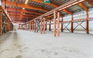 Hală industrială cu pod rulant și parcare betonată - Poză 2