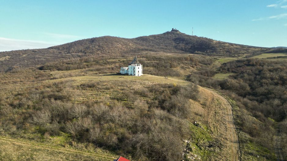 Castel cu vedere panoramică pe dealul Șiriei - Poză 3