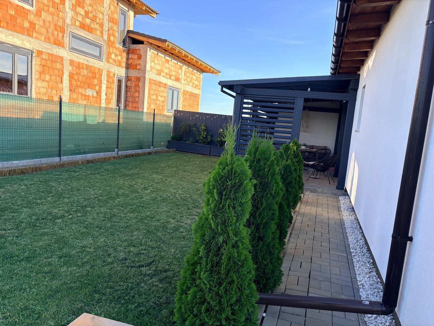 MOBILAT-UTILAT, 3 CAMERE, CURTE SPATOASA - Poză 14