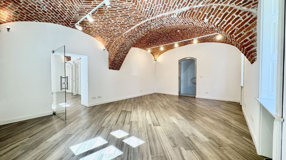 Spatiu birou in cladire istorica restaurata - Poză 14