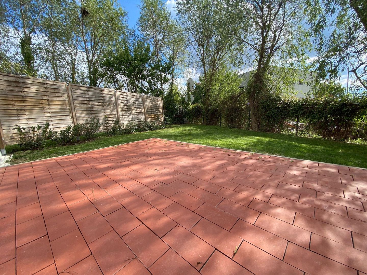 Apartament deosebit cu curte proprie si 2 locuri de parcare - Poză 6