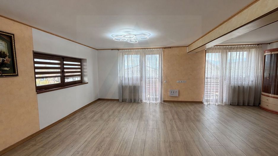 Casa la cheie 5 camere 250 mp curte libera 4 bai P+1+M Arhitectilor - Poză 11