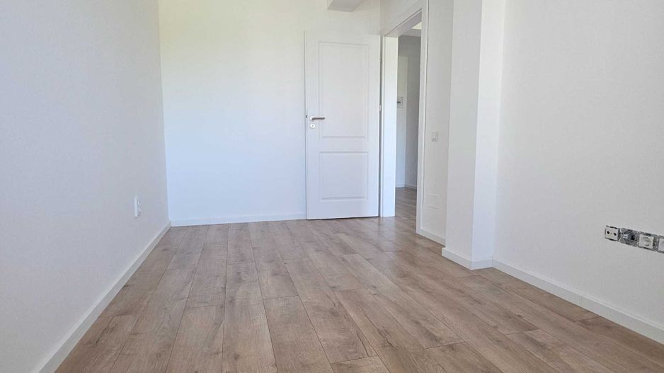 Apartament 2 camere, balcon, etaj intermediar, Terra - Poză 2