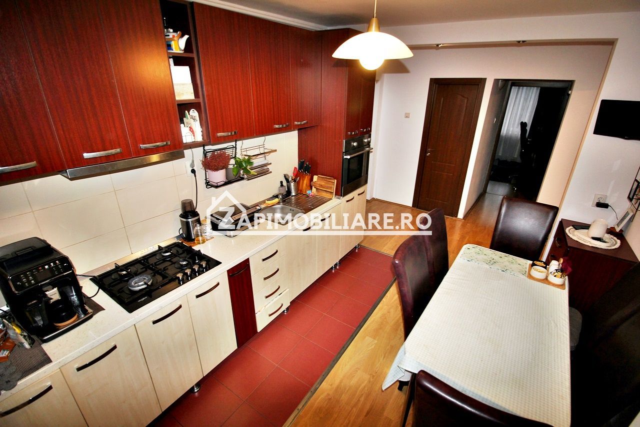 Apartament 3 camere,2 bai,pivnită,70mp,cartier Tudor,mobilat - Poză 4
