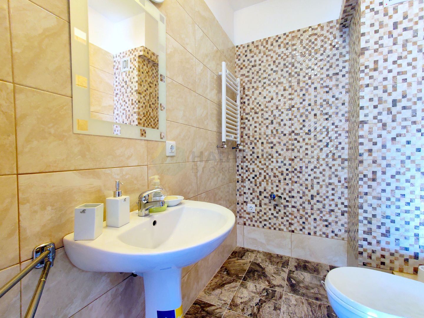 Decomandat, doua bai, loc de parcare in subteran, disponibil imediat - Poză 5