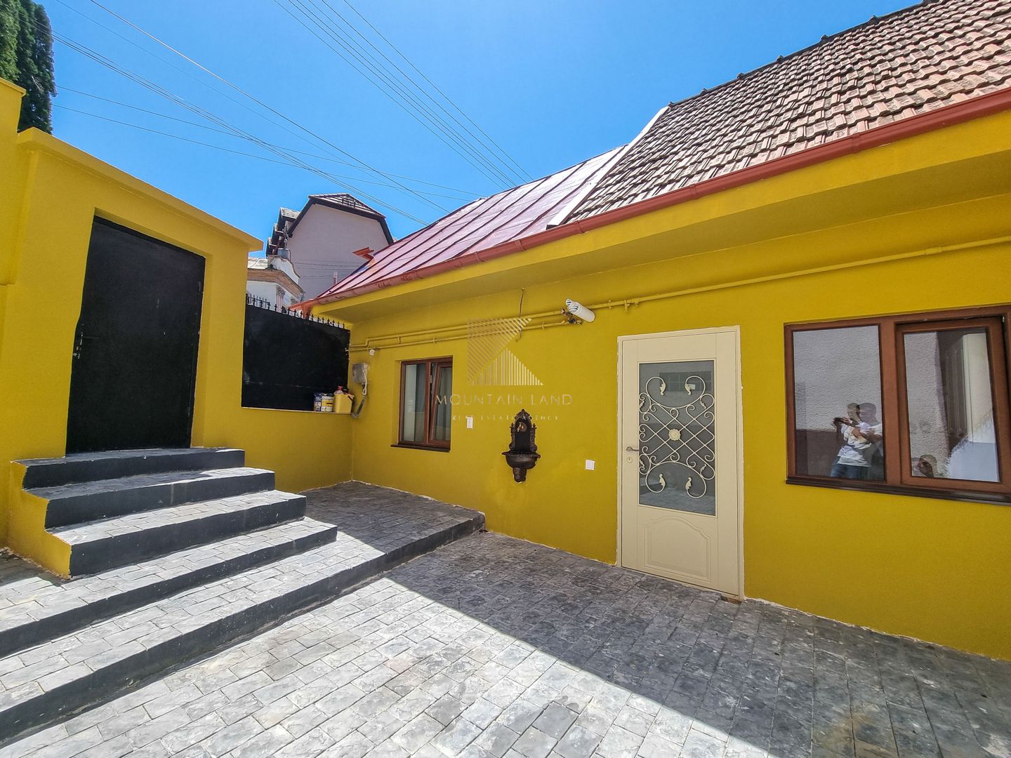 Casă individuală complet renovată, situată în centrul istoric al Brașo - Poză 2