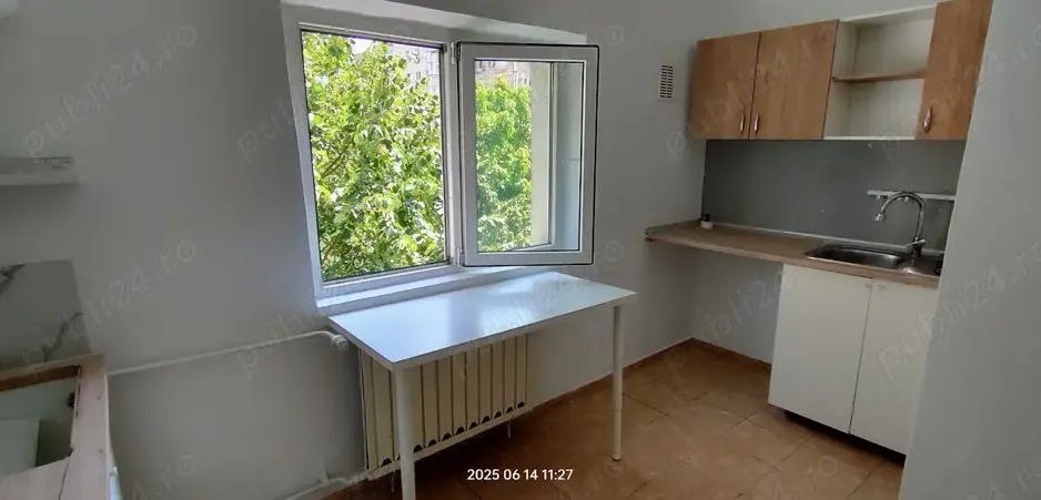 De inchiriat apartament nemobilat 3 camere decomandate Panduri, zona foarte buna - Poză 3