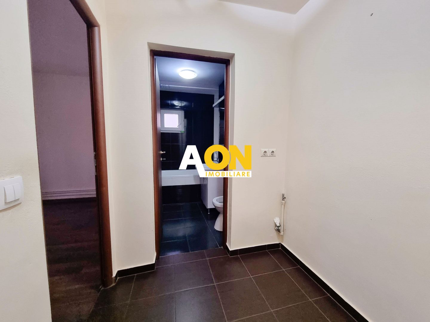 Apartament cu 2 dormitoare, renovat, mobilat, parter inalt, Cetate - Poză 3