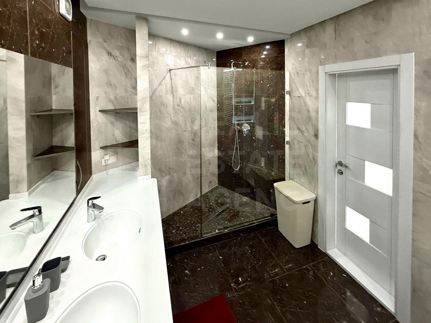 Chirie, apartament, 3 camere + living, strada București, Centru - Poză 11