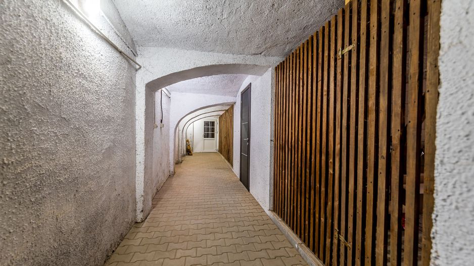 Apartament cu 4 camere si terasa si curte proprie, langa primarie - Poză 13