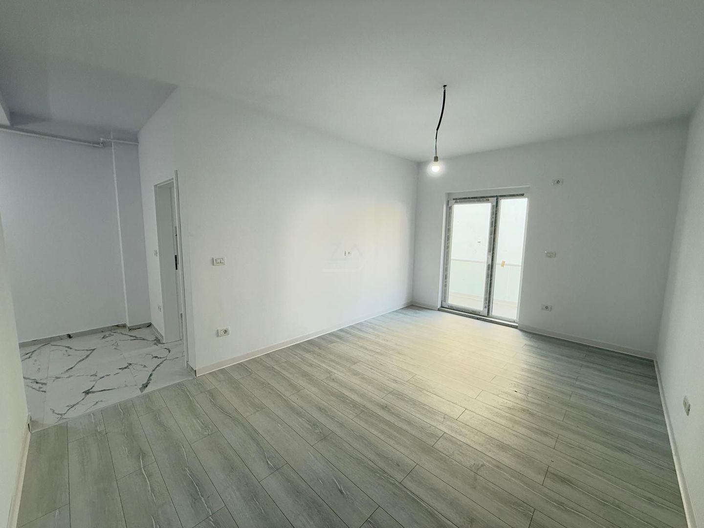 Etaj 1. Decomandat. Asfalt - Poză 1