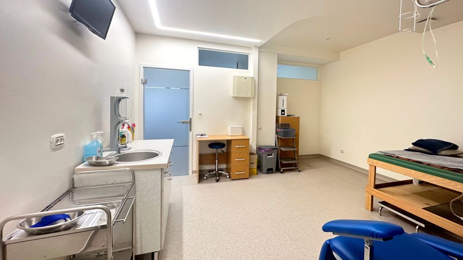 De vânzare Centru Medical Multifuncțional 196 mp zona Coresi - Poză 1