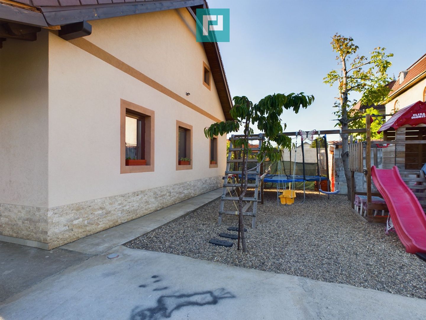 Vilă cu mansardă în Bujac - Poză 31