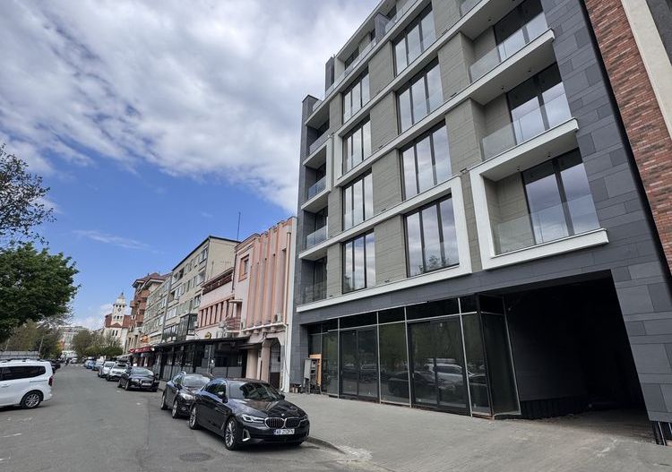 Inchiriez spatiu comerical in zona 0, bloc  VERSUS - Poză 1