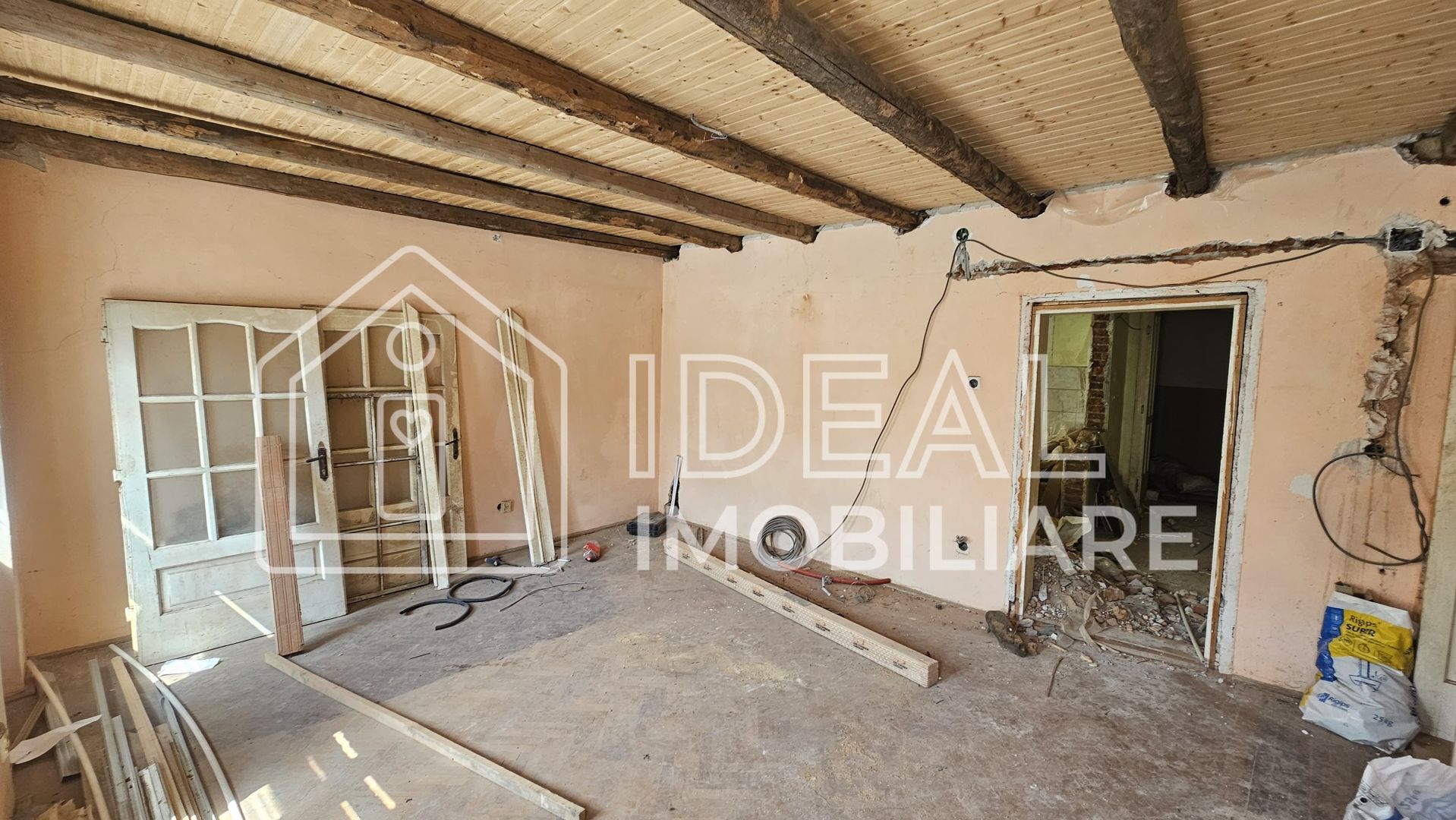 Casă veche, solidă, cu 4 camere, pivniță boltită și 4 băi – zonă centrală - Poză 10