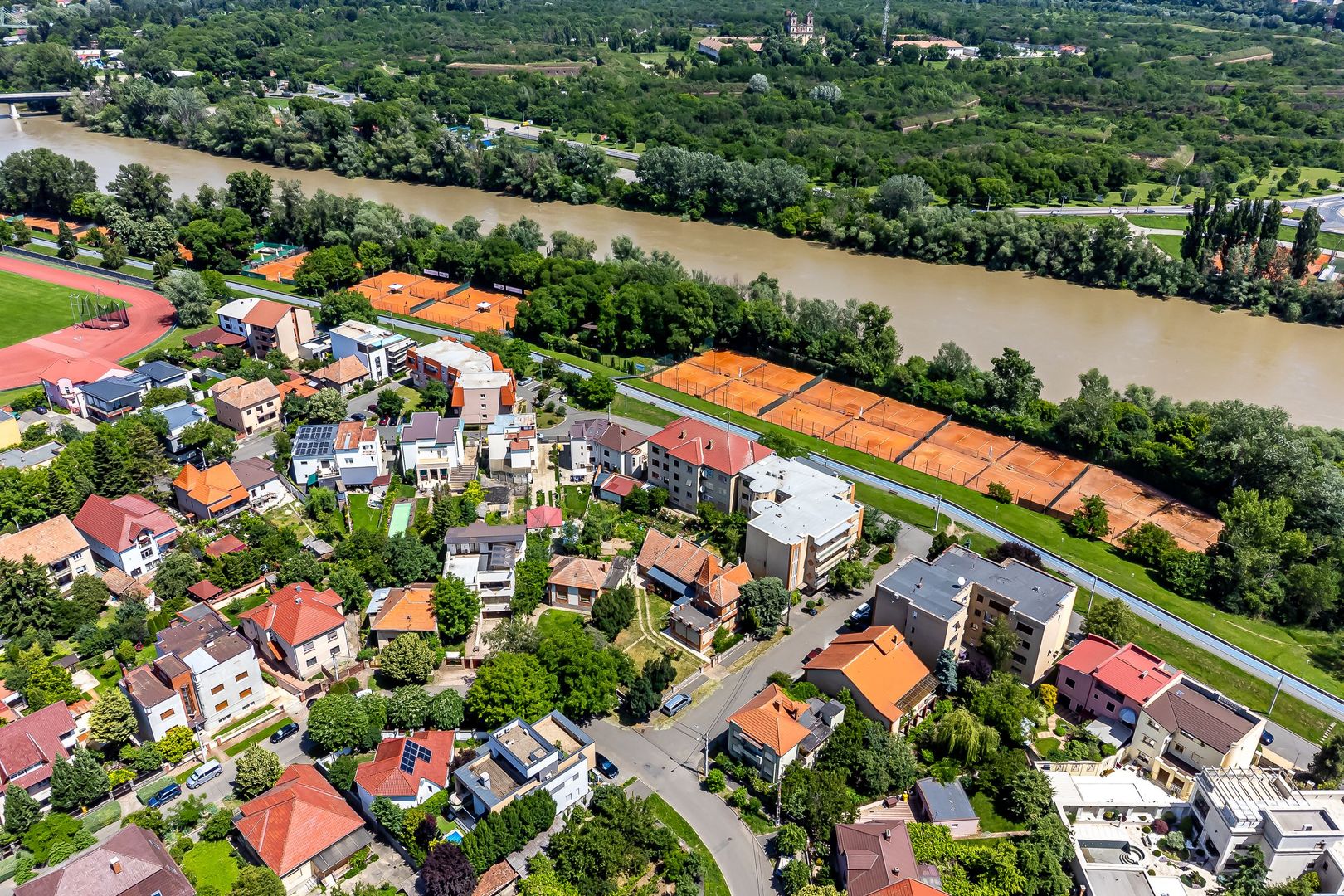 Proprietate cu teren generos în cea mai râvnită zonă a Aradului - Poză 9