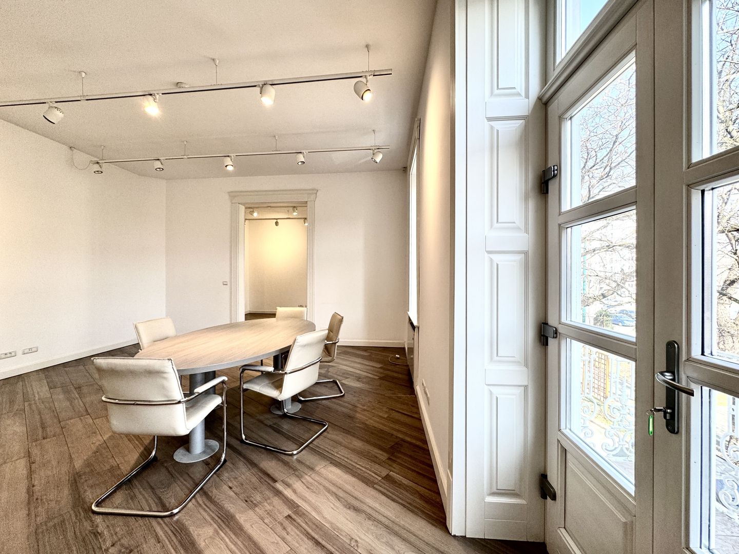 Spațiu Birou - Imobil complet renovat - Poză 4