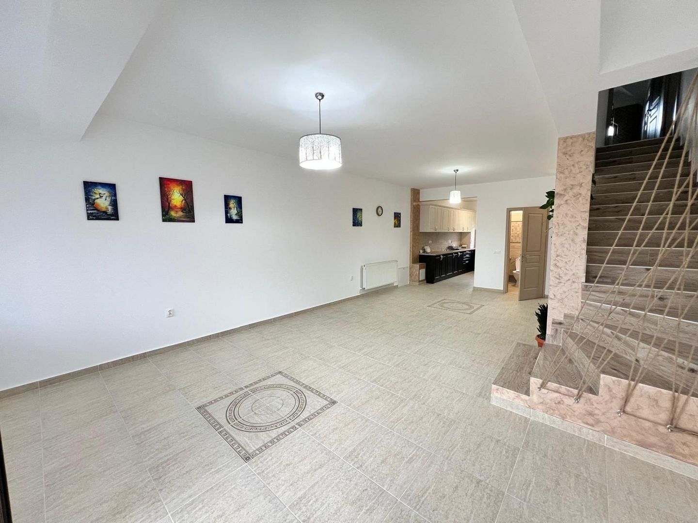 Casa cu 7 camere | 3 balcoane | Garaj | 220 mp + 80 mp curte | Cartier Panorama - Poză 3