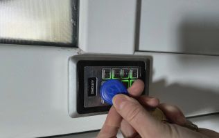 BRASADAS vinde garsoniera 21mp pe Ostrovului la etajul 3/4.