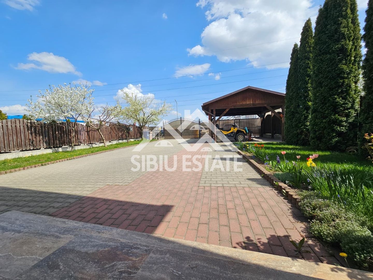 Casa de inchiriat 6 parcari - Poză 1