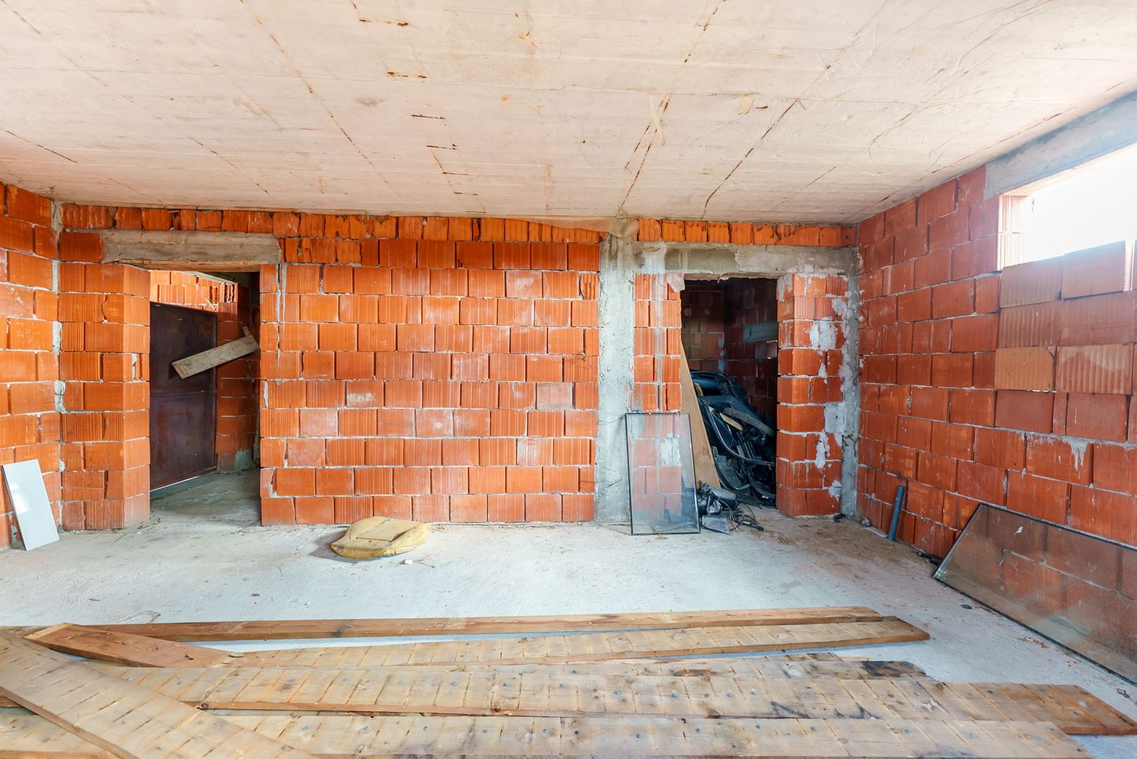 Casă la roșu cu teren Beliu - Poză 6