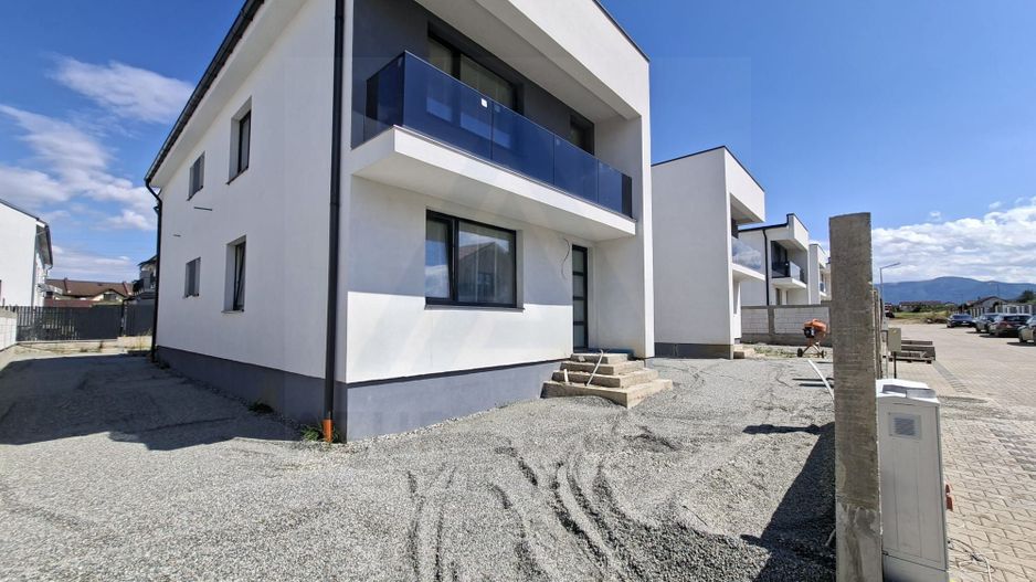 Casa moderna 4 camere 2 bai 2 balcoane si teren 140 mp in Arhitectilor - Poză 1