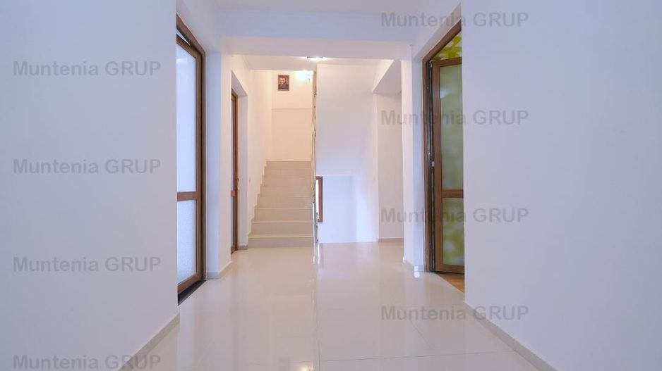 DOBROESTI - Str. Doinei, vila P+E+M, 6 camere, 3 bai cu fininsaje LUX - Poză 2