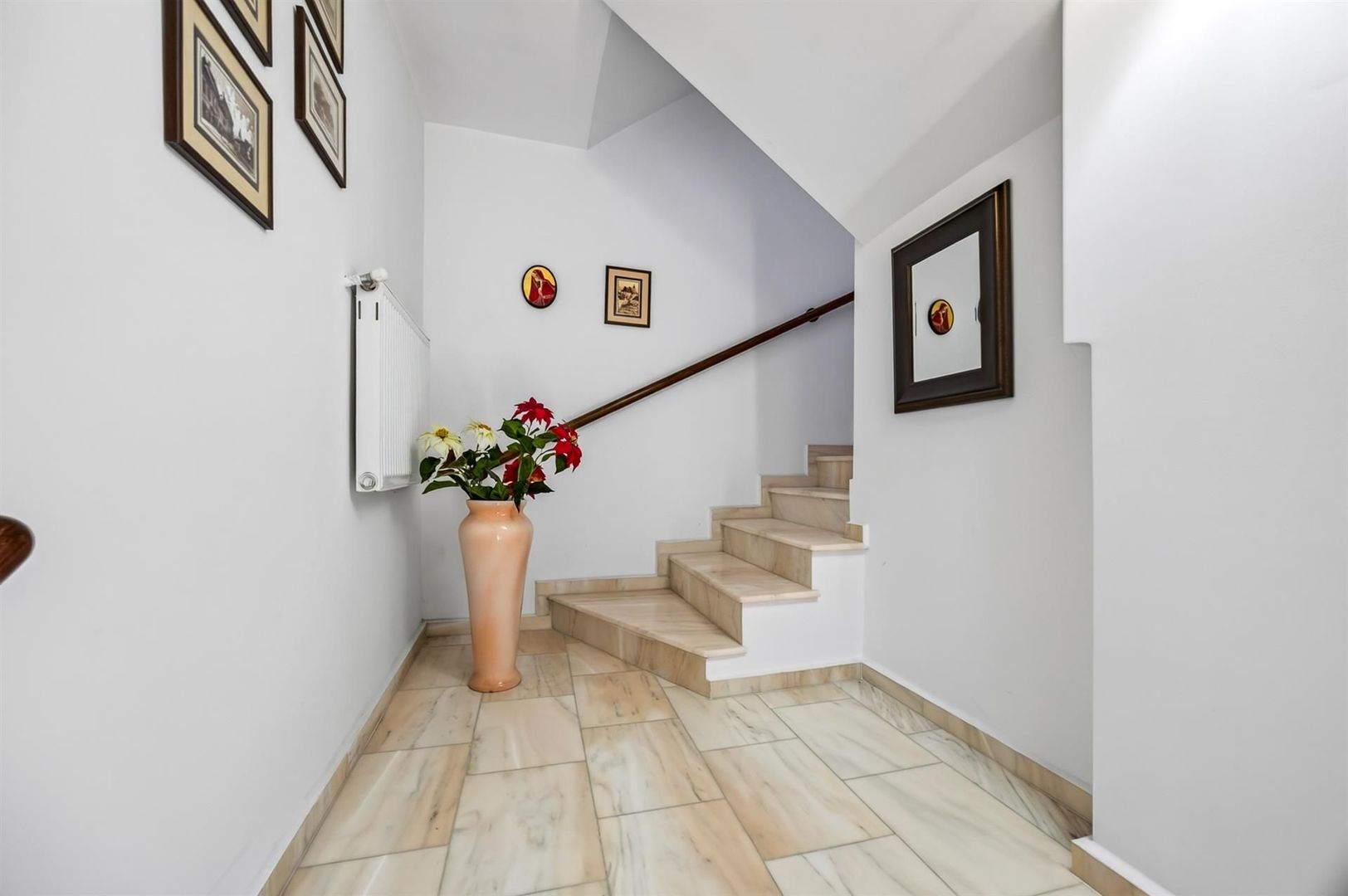 Casa pe 3 niveluri | Terasa cu priveliste | 3 parcari | Pozitie centrala - Poză 36
