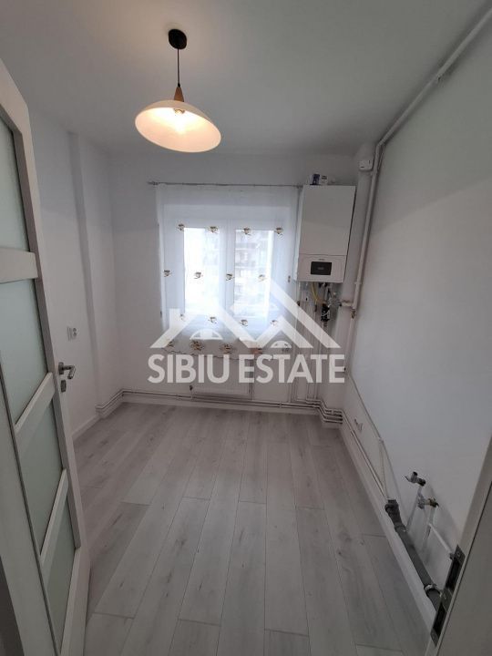 Apartament decomandat cu 2 camere, balcon, etaj 3, recent renovat, -Sibiu - Poză 5